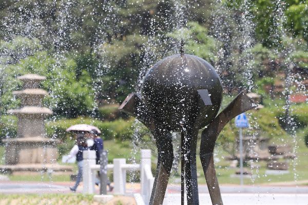 오는 10일 전국이 대체로 맑을 예정이다. 사진은 9일 대구 북구 경북대 일청담 연못. /사진=뉴스1