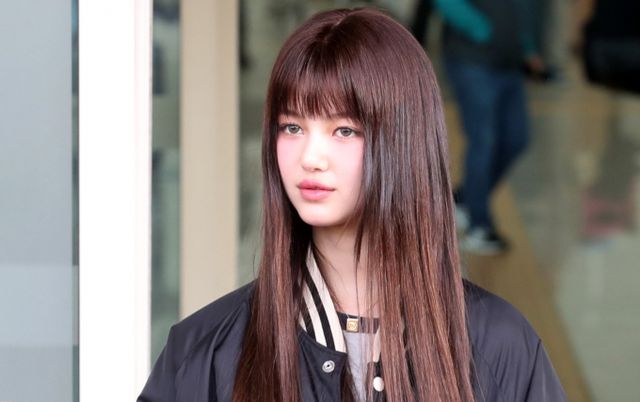 민희진 어도어 대표와 하이브의 갈등이 점입가경의 형국으로 들어서고 있는 가운데 컴백을 앞두고도 환하게 웃지 못하는 그룹 뉴진스에 대한 안타까운 시선들이 이어지고 있다.사진은 지난달 22일 인천국제공항을 통해 출국한 그룹 뉴진스 멤버 다니엘. /사진=뉴스1