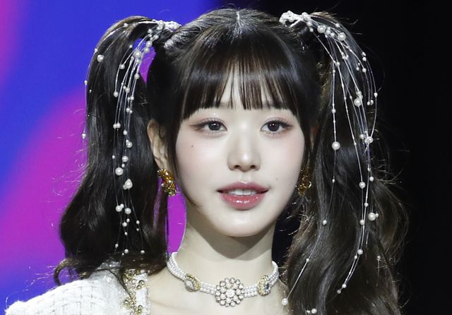 아이브 소속사 스타쉽엔터테인먼트가 멤버 장원영의 신변을 위협하는 글을 신고한 뒤 경호를 강화했다.사진은 지난해 12월 인천 중구 인스파이어 아레나에서 열린 '2023 SBS 가요대전' 레드카펫 행사에 참석한 걸그룹 아이브 멤버 장원영. /사진=뉴스1