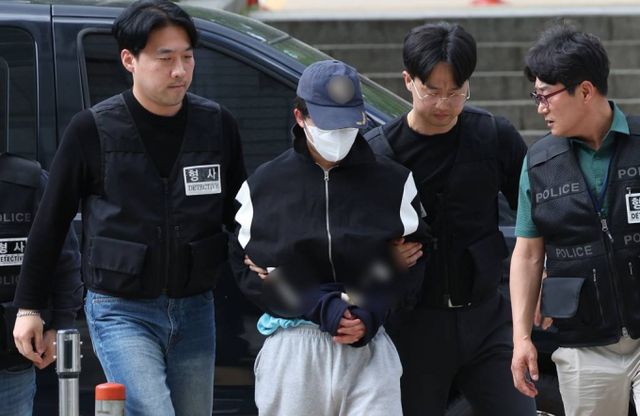 이수정 교수가 서울 강남역 인근 건물 옥상에서 자신의 여자친구를 살해한 혐의를 받는 20대 남성 A씨에 대해 프로파일러 투입 필요성을 제기했다. 사진은 지난 8일 오후 서울 서초구 서울중앙지법에서 열린 구속 전 피의자 심문(영장실질심사)에 출석하고 있는 20대 남성 A씨. /사진= 뉴스1 