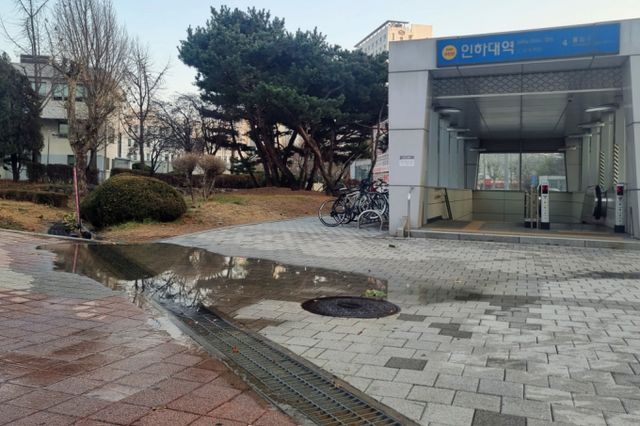 서울 수유동에서 단수 사태가 발생했다. 사진은 지난해 12월8일 오후 3시 30분쯤 인천 미추홀구 용현동 수인선 인하대입구역 인근 지하 상수도관이 파열돼 누수가 발생하고 있는 모습. 사진은 기사 내용과 관련 없음 /사진=뉴스1 박소영 기자