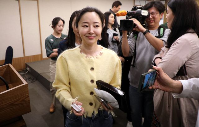 민희진 대표가 지난달 31일 입은 옷이 화제다. 어도어 민희진 대표가 31일 오후 서울 중구 한국프레스센터 매화홀에서 긴급기자회견을 열고 같은 날 오전에 열린 어도어 임시주주총회 관련 입장을 발표하고 퇴장하고 있다. /사진=스타뉴스