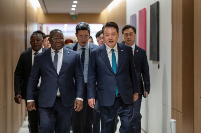 윤석열 대통령이 아프리카 수장들과 릴레이 정상외교에 들어간다. 윤석열 대통령이 31일 용산 대통령실 청사에서 한-아프리카 정상회의 참석을 위해 방한한 줄리우스 마아다 비오 시에라리온 공화국 대통령과 오찬장으로 이동 하고 있다. /사진=뉴스1