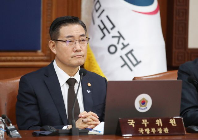 신원식 국방부 장관이 2일 일본 국방부 장관과 만나 초계기 문제 등을 논의할 가능성이 제기된다. 신원식 국방부 장관이 29일 서울 종로구 정부서울청사에서 열린 임시 국무회의에서 생각에 잠겨 있다. 사진은 기사 내용과 직접적인 관련이 없음 /사진=뉴스1 임세영 기자