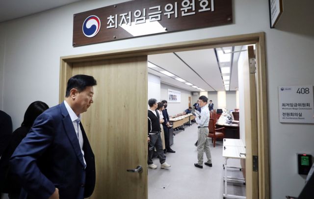 지난 5월21일 세종시 정부세종청사에서 열린 최저임금위원회 제1차 전원회의에서 류기정 사용자 위원이 회의장에 들어가고 있다. / 사진=뉴스1 김기남 기자 