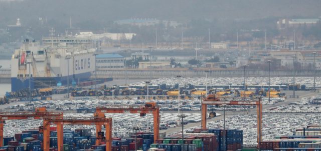 지난해 대한민국 무역수지가 41개월 만에 역대 최대치를 기록했다. 지난해 11월 14일 오후 경기 평택시 포승읍 평택항 수출 야적장에 수출용 차량들이 주차돼 있는 모습./사진=뉴스1 /사진=(평택=뉴스1) 김영운 기자