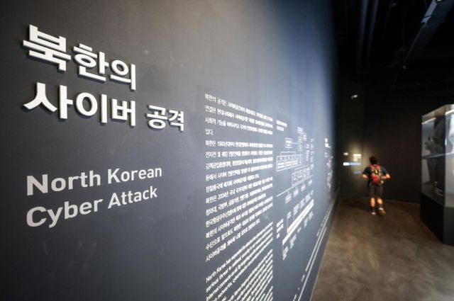 북한이 GPS 전파 교란 공격을 이어가고 있다. 북한이 오물풍선에 이어 동해상으로 단거리 탄도미사일 발사 등 도발이 계속되는 가운데 30일 서울 용산구 전쟁기념관 6.25 전쟁 전시실에서 관람객이 관람하고 있다. /사진=뉴시스