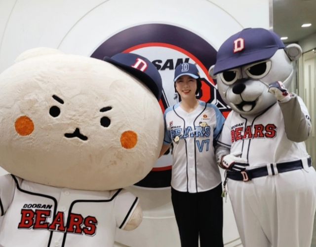 배현진 국회의원은 지난 9일 서울 잠실구장에서 열린 '2024 신한 SOL BANK KBO리그' 두산 베어스와 KIA 타이거즈의 경기에서 14년 만에 시구에 나섰다. 사진은 경기장에서 마스코트 캐릭터와 사진을 찍는 배 의원의 모습. /사진= 배현진 국회의원 페이스북 캡쳐 