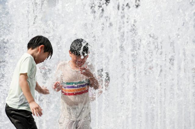 오는 11일 서울 아침 최저기온은 21도, 한낮 최고 기온은 31도로 무더운 날씨가 예상된다. 사진은 서울 세종대로 광화문광장 분수대로에서 물줄기로 더위를 식히고 있는 아이들의 모습. /사진= 뉴스1