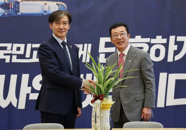 조국 조국혁신당 대표가 홍철호 대통령실 정무수석을 만나 채상병 특검법을 언급했다. 사진은 홍 수석(오른쪽)이 10일 서울 여의도 국회를 찾아 조 대표를 예방한 모습. /사진=뉴시스 