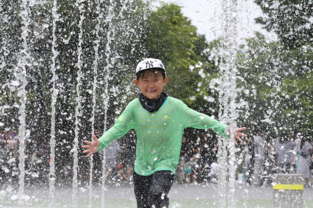 화요일인 11일 서울 최고 기온이 31도까지 오르는 등 전국에 맑고 더운 날씨가 예상된다. 사진은 대구 달서구 테마파크 이월드에서 물놀이 중인 아이의 모습. /사진= 뉴스1