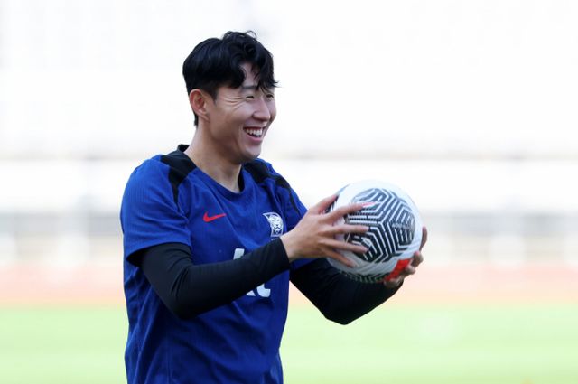  손흥민 선수에게 인종차별 발언을 한 50대 남성 A씨가 약 500만원의 벌금을 물고 3년간 홈 구단 경기장 출입을 금지당했다.사진은 손흥민이 지난 9일 경기 고양시 고양종합운동장에서 훈련하고 있는 모습. /사진= 뉴시스