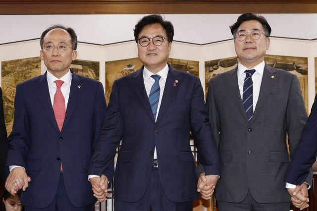 국민의힘과 더불어민주당 원내대표가 22대 국회 원 구성 협상을 본회의 전에 다시 진행한다. 사진은 우원식 국회의장(가운데)과 추경호 국민의힘 원내대표(왼쪽), 박찬대 더불어민주당 원내대표가 국회 상임위원회 구성 등 논의를 위해 10일 서울 여의도 국회의장실에서 만나 손을 잡고 있는 모습. /사진=뉴스1