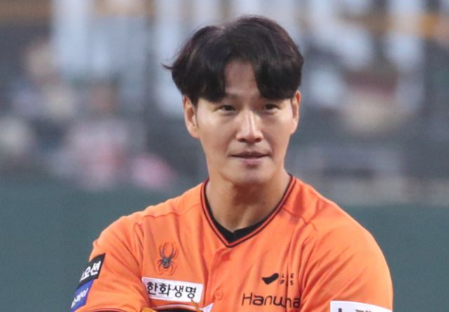 가수 김종국이 사기 피해 경험을 고백했다. 사진은 지난 3월 대전 중구 한화생명 이글스파크에서 열린 '2024 신한 SOL 뱅크 KBO리그' KT 위즈와 한화 이글스 경기에 참석한 방송인 김종국. /사진=뉴스1