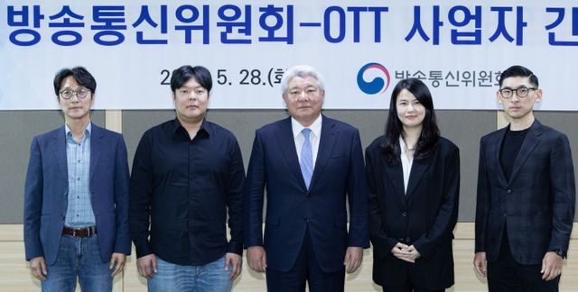 지난달 28일 국내 온라인동영상서비스(OTT) 4사 대표 간담회에 참석한 (왼쪽부터) 이태현 웨이브 대표, 박태훈 왓챠 대표, 김홍일 방송통신위원회 위원장, 최주희 티빙 대표, 김성한 쿠팡플레이대표. /사진=뉴스1