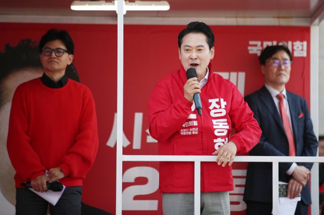 장동혁 국민의힘 원내수석대변인이 한동훈 전 비상대책위원장의 차기 당 대표 출마 가능성에 대한 의견을 밝혔다. 사진은 장 수석대변인(가운데)과 한 전 비상대책위원장(왼쪽)이 충남 서천군 서천특화시장에서 열린 '국민의힘으로 보령 서천살리기' 유세에서 지지를 호소하는 장면이다. /사진=뉴스1 