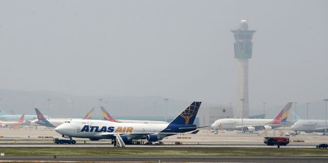인천공항 활주로에 멈춘 아틀라스 항공 화물기로 인해 공항 운영에 차질이 생겼다. /사진=뉴스1
