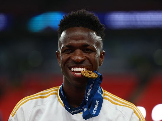 스페인 법원이 비니시우스 주니오르(레알 마드리드)에게 인종차별 행위를 한 팬들에게 유죄 판결을 내렸다. 사진은 비니시우스가 지난 2일(한국시각) 도르트문트와의 챔피언스리그 결승전에서 승리해 우승한 뒤 환호하는 모습. /사진=로이터