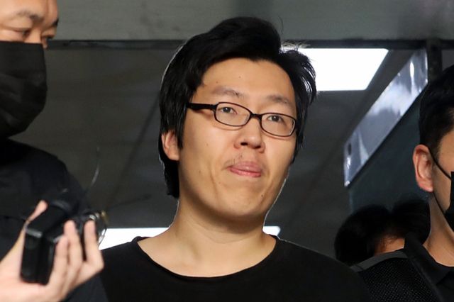 신림동 성폭행 사건 피의자 최윤종이 항소심에서도 무기징역을 선고받았다. 사진은 피의자 최윤종이 25일 오전 서울 관악경찰서에서 검찰로 송치되고 있는 모습. /사진= 뉴스1 