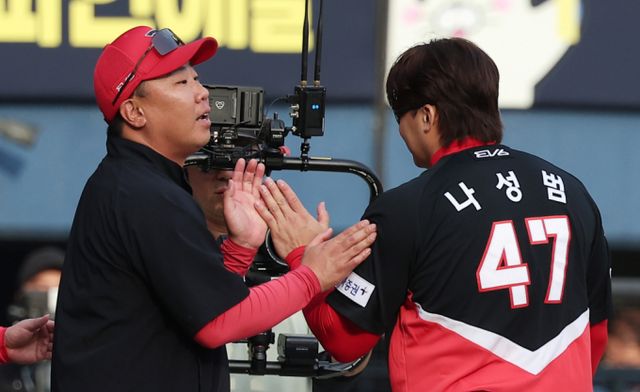 기아 이범호 감독이 나성범과 하이파이브를 하는 모습. /사진= 뉴스1