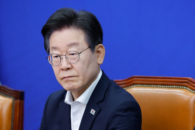 더불어민주당 당무위원회가 12일 이재명 민주당 대표의 반대에도 불구하고 대선에 출마하려는 당대표가 사퇴할 경우 사퇴 시한에 예외를 둘 수 있는 내용의 당헌·당규 개정안을 의결했다. 사진은 이 대표가 12일 서울 여의도 국회에서 열린 최고위원회의에 참석해 박찬대 민주당 원내대표 발언을 듣는 모습. /사진=뉴스1