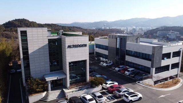 알테오젠이 SC 제형 기술력을 바탕으로 가파른 성장세를 보이고 있다. 1년 만에 주가는 6배 이상으로 올랐고 코스닥 시총 순위는 2위로 올라섰다. /사진=알테오젠