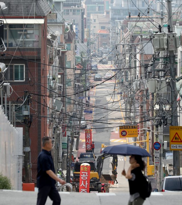 '청년 빌라왕' 사건과 관련해 검찰은 1심 판결 형량이 낮다며 항소했다. 사진은 지난해 7월 서울 강서구 빌라 밀집 지역에서 시민들이 길을 걷고 있는 모습. /사진=뉴스1