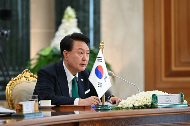 윤석열 대통령이 12일(현지시각) 카자흐스탄 국빈 방문 중에 전북 부안군 지진 발생 보고를 받고 국가기반시설 점검과 여진 대응에 만전을 기할 것을 당부했다. 사진은 윤 대통령이 지난 10일 오후(현지시각) 투르크메니스탄 아시가바트 대통령궁에서 세르다르 베르디무하메도프 투르크메니스탄 대통령과 한·투르크메니스탄 확대회담을 하는 모습. /사진=뉴스1(대통령실 제공) 