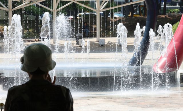 14일 전국이 대체로 맑다가 오후부터는 구름이 끼면서 흐린 날씨가 예상된다. 사진은 인천 남동구 중앙공원에서 시민들이 분수대에서 나오는 물줄기를 보며 더위를 식히고 있는 모습. /사진= 뉴시스