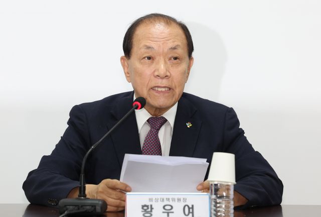 황우여 국민의힘 비상대책위원장이 더불어민주당의 상임위원장 선출 강행을 강력히 비판했다. 사진은 황 위원장이 13일 서울 여의도 국민의힘 중앙당사에서 열린 비상대책위원회의에서 모두 발언하는 모습. /사진=뉴스1