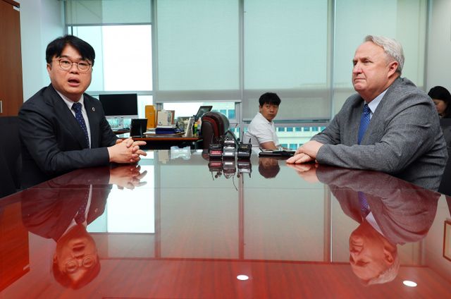 인요한 국민의힘 의료개혁특별위원장이 임현택 대한의사협회장을 만나 45분 동안 비공개 회의를 가졌다. 사진은 인 위원장(오른쪽)이 14일 서울 여의도 국회 의원회관에서 임 회장과 대화를 나누는 모습. /사진=뉴시스