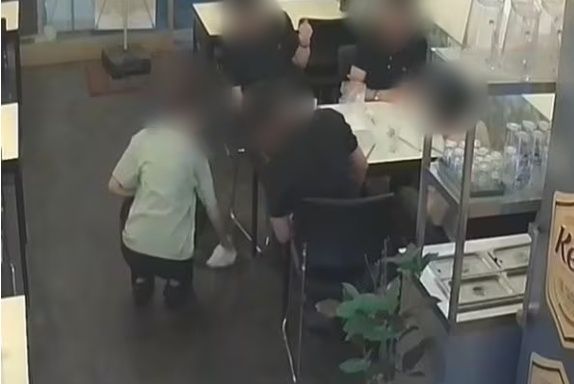 식당 바닥에 버린 맥주를 치우려 하자 적반하장식 태도를 보인 남성들의 모습이 공개됐다. 사진은 A씨가 첨부한 CCTV 영상 중 A씨 아내가 바닥을 청소하는 모습. /사진=온라인 커뮤니티 캡처