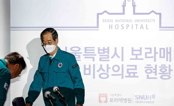 한덕수 국무총리가 복귀 전공의에게는 불이익이 없을 것이라며 의료계 집단행동 철회를 촉구했다. 사진은 한 총리가 14일 서울 동작구 보라매병원에서 의사집단행동 대비 의료진 간담회에 참석한 모습. /사진=뉴스1