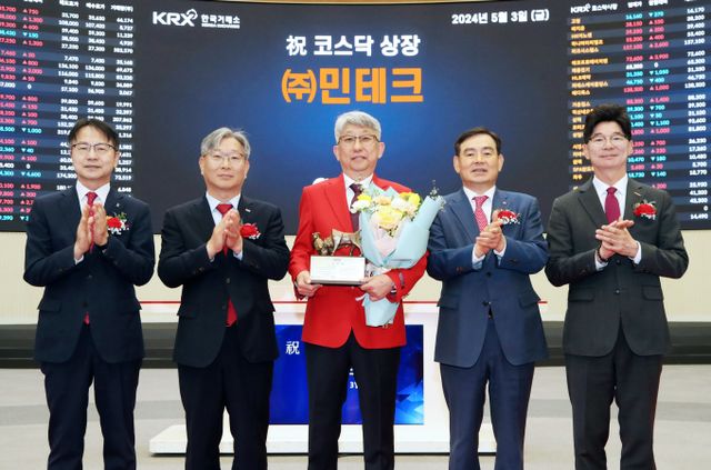 민테크가 서비스형 배터리 시장 진출 소식에 수혜 기대감을 바탕으로 장 초반 급등세를 보이고 있다. 사진은 지난달 3일 서울 영등포구 한국거래소에서 열린 민테크 코스닥시장 상장기념식의 모습. /사진=뉴스1(한국거래소 제공)