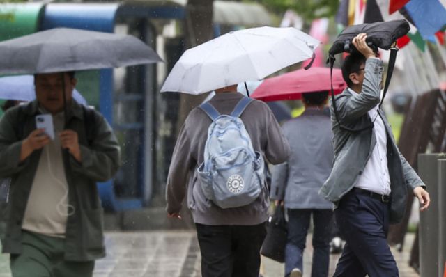 15일은 전국이 흐리다가 곳곳에 비가 내릴 예정이다. 사진은 지난달 13일 비 내리는 날 서울 종로구 세종대로에서 가방으로 머리를 가린 시민이 이동하고 있는 모습. /사진= 뉴시스
