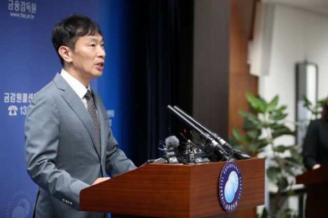 이복현 금융감독원장이 14일 오전 서울 영등포구 여의도 금융감독원에서 상법개정안 관련 브리핑을 하고 있다./사진=뉴스1