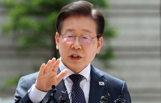 사진은 지난 14일 오후 이재명 더불어민주당 대표가 서울 서초구 서울중앙지방법원에서 열린 공직선거법 위반 공판에 출석하며 입장발표를 하고 있는 모습. /사진=뉴스1