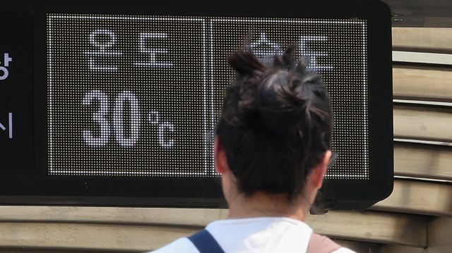 지난 11일 서울 영등포구 여의나루역 전광판. /사진=뉴스1 