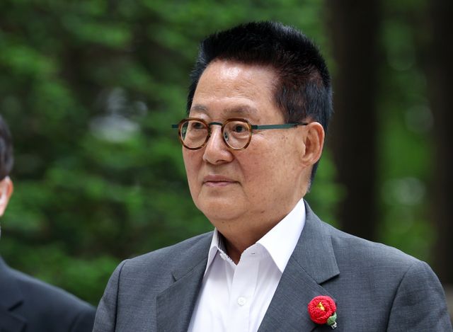  사진은 지난 4월 26일 오전 서울 서초구 서울중앙지법에서 열린 '서해 공무원 피살 사건' 관련 공판에 출석하고 있는 박지원 더불어민주당 의원. /사진=뉴스1