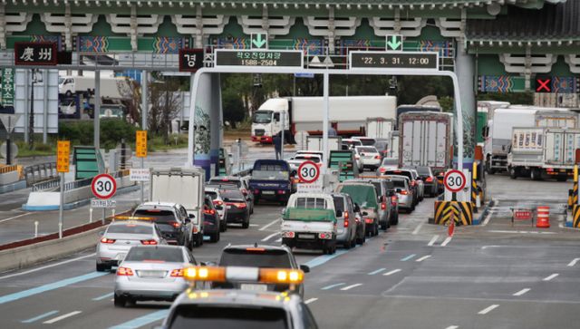 토요일인 15일 전국 고속도로는 교통량이 지난 주보다 줄어들 것으로 전망된다. 사진은 경부고속도로 경주요금소. /사진=뉴스1