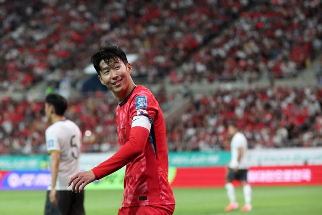 11일 오후 서울 마포구 서울월드컵경기장에서 열린 2026 국제축구연맹(FIFA) 북중미 월드컵 아시아 지역 2차 예선 조별리그 C조 6차전 한국과 중국의 경기, 손흥민이 야유하는 중국 원정팬들을 바라보고 있다./사진=뉴시스