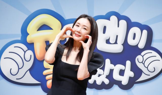 배우 최지우가 14일 서울 영등포고 KBS에서 열린 KBS2 예능프로그램 ‘슈퍼맨이 돌아왔다’(슈돌) 11주년 기념 리뉴얼 기자간담회에서 포즈를 취하고 있다. /사진=뉴스1