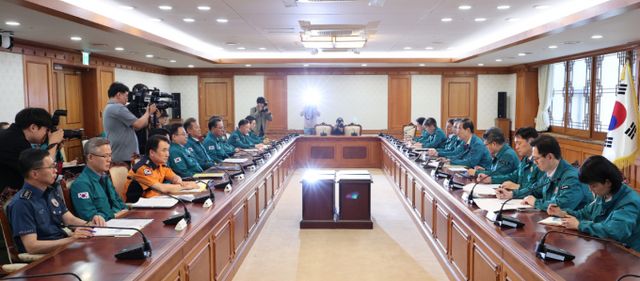 한덕수 국무총리가 16일 서울 종로구 정부서울청사에서 의사집단행동 중앙재난안전대책본부 회의를 주재하며 모두발언을 하고 있다. /사진=뉴스1