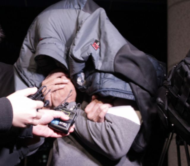 충남 아산시의 한 새마을금고에서 강도행각을 벌여 현금을 갈취한 50대 남성이 중형을 선고받았다. 사진은 지난 3월8일 경찰에 붙잡힌 피의자 A씨가 취재진에게 질문을 받고 있는 모습. /사진=뉴스1