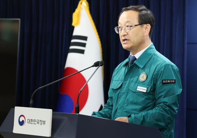 정부가 의료계 집단휴진에 대해 엄정 대응 방침을 세웠다. 사진은 18일 브리핑을 진행하는 전병왕 의사 집단행동 중앙재난안전대책본부 제1통제관 겸 보건복지부 보건의료정책실장. /사진=뉴스1