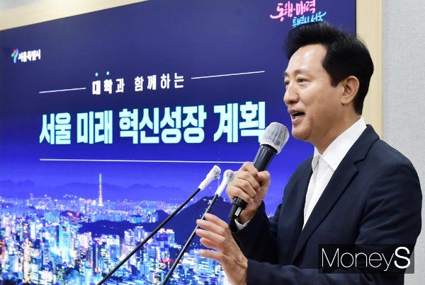오세훈 서울시장이 18일 서울 중구 태평로1가 서울시청 본관에서 '대학이 서울의 미래 성장동력' 서울 미래 혁신성장 계획 기자설명회를 갖고 있다. /사진=임한별 기자