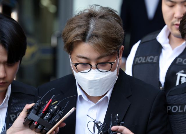 김호중이 구속 기소된 상황에서 억울함을 토로하고 있는 것으로 알려졌다. 사진은 지난달 31일 오전 서울 강남경찰서에서 나와 검찰로 구속 송치된 가수 김호중. /사진=뉴스1