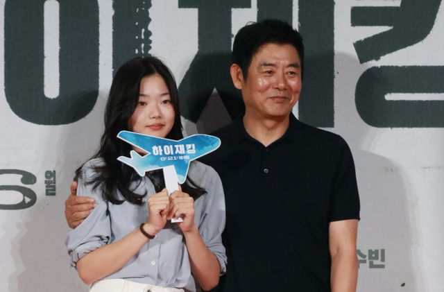 배우 성동일이 둘째 딸 성빈과 공식석상에 나섰다.사진은 지난 18일 서울 메가박스 코엑스에서 진행된 영화 '하이재킹' VIP 시사회에 참석한 배우 성동일과 딸 성빈. /사진=스타뉴스