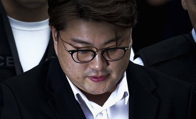 음주 뺑소니 혐의로 구속돼 조사를 받고 있는 트로트 가수 김호중(33)에게 징역 3년 이상 실형이 선고될 수 있다는 법조계 전망이 나왔다. 사진은 지난달 24일 서울 서초구 서울중앙지방법원에서 열린 영장실질심사(구속 전 피의자심문)를 마친 뒤 법원을 나선 가수 김호중. /사진=뉴시스 