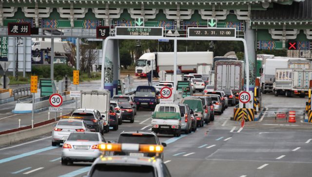 일요일인 2일 전국 고속도로는 맑은 날씨에 교통량이 지난 주보다 늘어날 것으로 전망된다. 사진은 경부고속도로 경주요금소. /사진=뉴스1